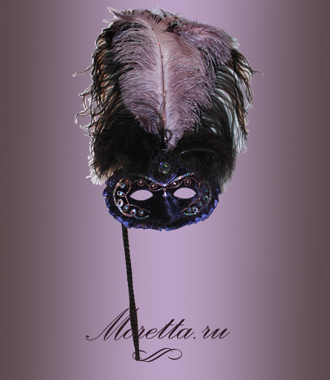 Карнавальная маска на держателе фиолетовая с перьями